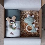 Olive Green Dino Rainbow Box - Baba ajándékdoboz 