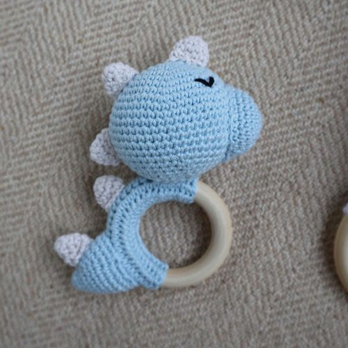 Kék dínó - horgolt csörgő rágókával