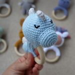 Kék dínó - horgolt csörgő rágókával
