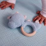 Kék dínó - horgolt csörgő rágókával