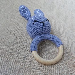 Kék nyuszi - horgolt csörgő rágókával