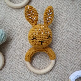 Sárga nyuszi - horgolt csörgő rágókával